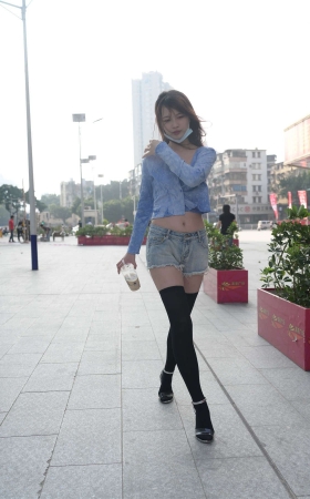 程生街拍 长筒袜女孩