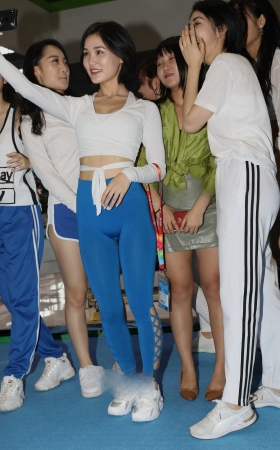瑜伽裤美女忙着自拍 [26P]