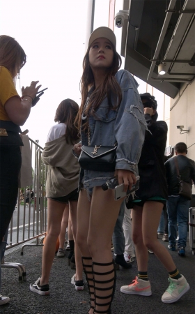 性感高挑热裤罗马鞋大美女