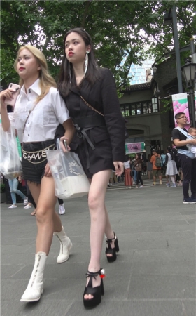 两个年轻妹子