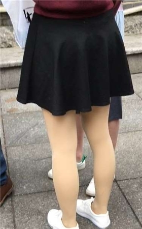 街拍丝袜美腿短裙青春学生妹