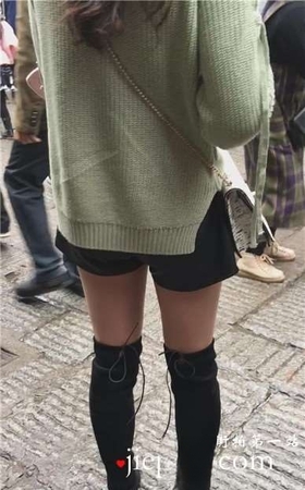 逛街偶遇性感美腿长筒靴小姐姐
