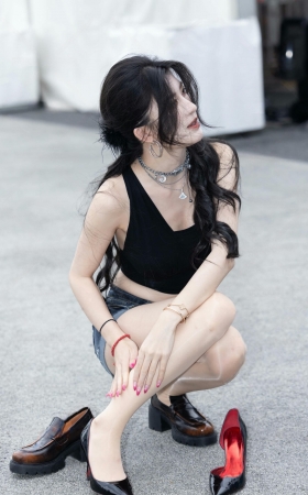 成都车展-百万网红BB酱的亮丝美腿和小袁宝光腿 [18P]