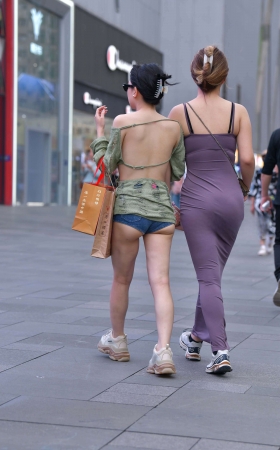 抓拍夏日清凉超短牛美眉 [23P]