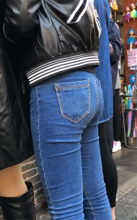 超紧绷圆臀牛仔裤妹子