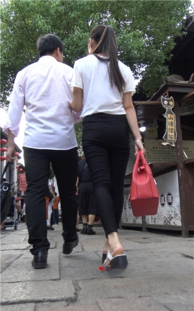 黑色紧身裤妹子