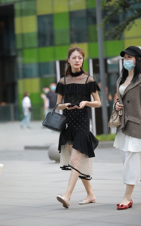 蕾丝连衣裙美女