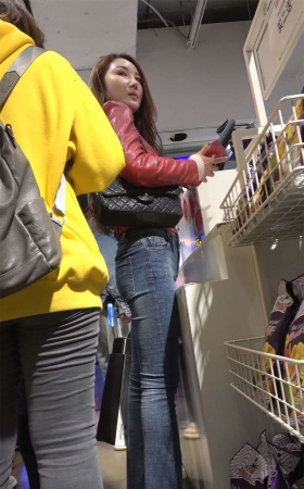 喇叭牛仔裤性感身材成熟美女