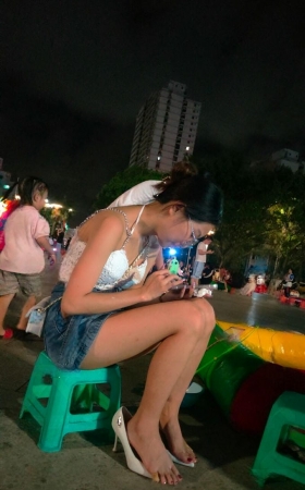 钦州港广场的极品白高跟女人1 [6P]