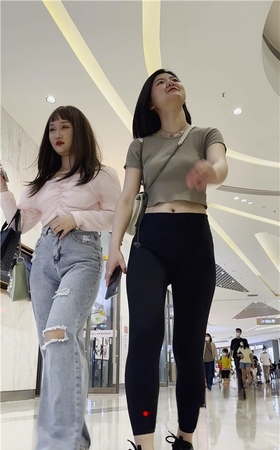 黑色紧身裤短发美女
