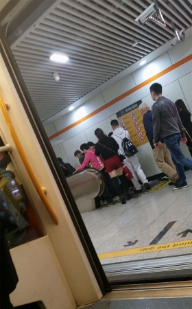 地铁红色短裤黑色性感丝袜极品白腿丰满美眉