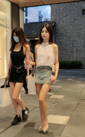 街拍牛仔裙小姐姐 [4P]