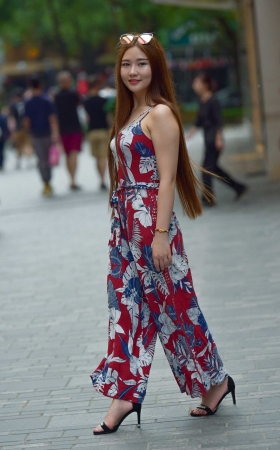 丰满圆润的花裙美女 [21P]