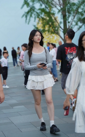 街拍白短裙小妹 [17P]