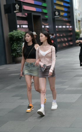 逛街的美腿姐妹 [17P]