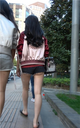 黑色热裤月牙小姐姐