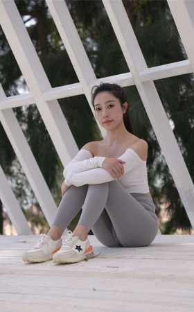 一始街拍作品 – 灰色瑜伽裤美女