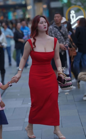 街拍丰腴性感红裙辣妈 【图片➕视频】 [23P]