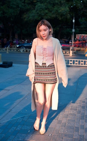 御风街拍★极品美腿美女欣欣裸脚街拍 【套图+视频】 [10P]