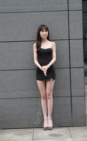 黑色短裙苗条美足小仙女 [20P]