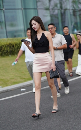 街拍粉色短裙小姐姐 [21P]