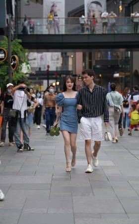 街拍牛仔裙小姐姐 [17P]