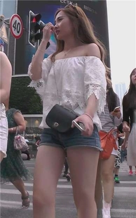 街拍牛仔短裤圆臀美腿妹子跟姐妹逛街 [371 MB]