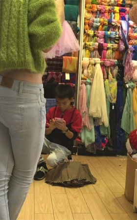 玩具店紧牛美女