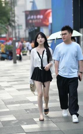街拍白皙美腿，JK短裙小妞~ [18P]