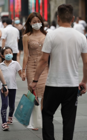 吊带长裙美妇