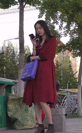 红色风衣丝袜美腿美女亭亭玉立