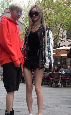 戴着墨镜的黑色热裤美女