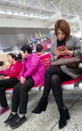 黑丝美腿短发、专注低头玩手机