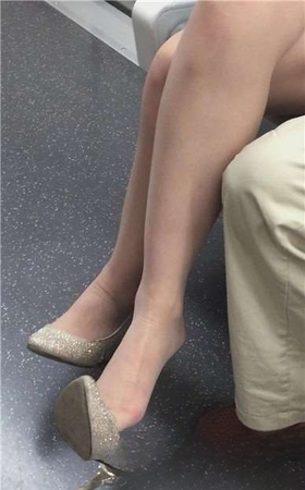 地铁上拍摄金色高跟鞋蓝裙少妇，挑些功夫炉火存青。
