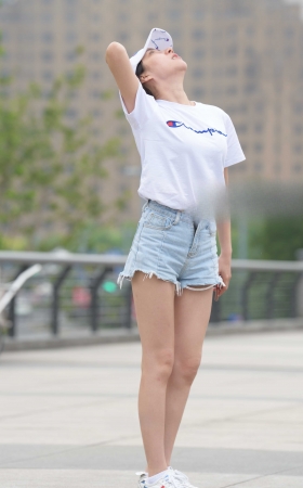 背影很迷人，很活泼的小姑娘 [20P]