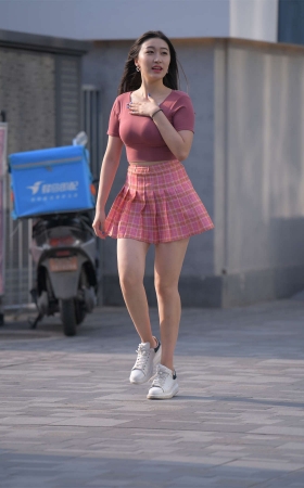 红石街拍作品 – 性感短裙美女