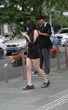 抓拍穿R丝的肉肉女生 [23P]