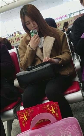 4k-喝纯牛奶的清纯小美女