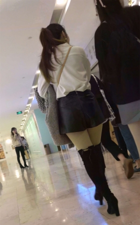白衬衫长筒靴气质美女