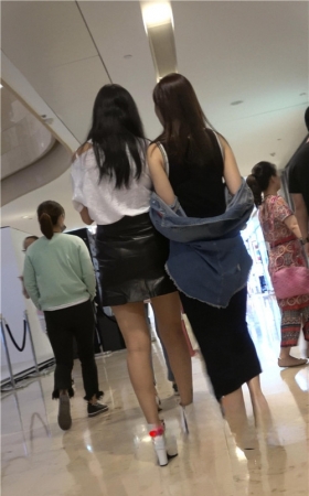 丰满的漂亮皮裙美女
