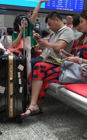 长发大眼MM的一双性感艳足，就一个角度也足让人神魂颠倒