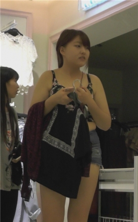 商场里丰满的热裤小妹