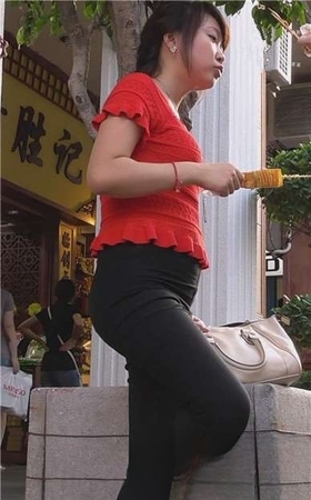 街拍红衣翘臀紧身裤少妇路边吃烤串 [531 MB]