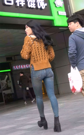 极度紧绷的牛仔裤性感美女