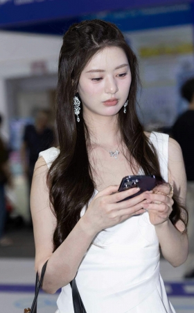 L1256-42P苏州车展-白皙女神车模Metoo羔羊(白钰涵) 9P