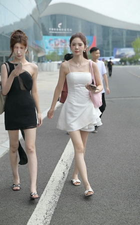 白裙小姐姐下班 [16P]