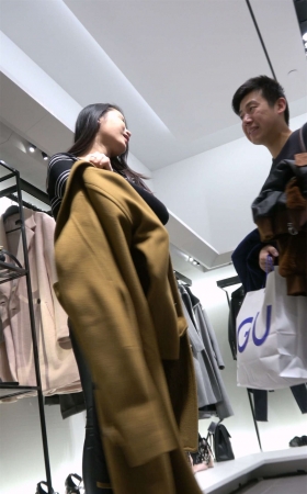 紧身皮裤苗条身材美女逛服装店