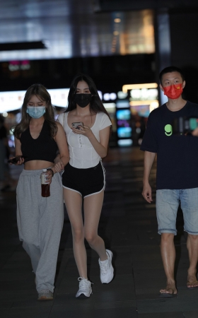 逛街热裤小妹