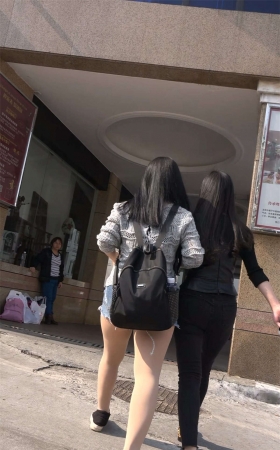青春气质美女姐妹花挽手逛街