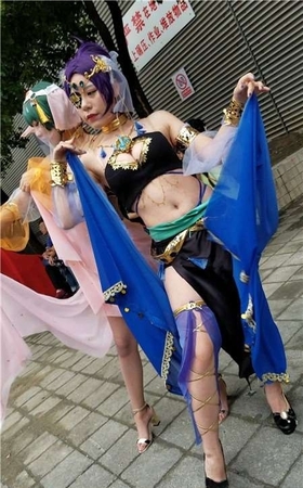 4K – 白嫩青春少女玩cosplay、身材很丰满